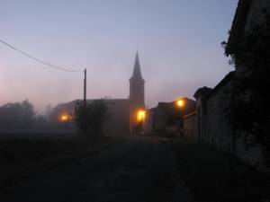 Taïx de nuit — A l'heure ou le soleil se couche, la demoiselle St Pierre prend des allures fantomatiques.