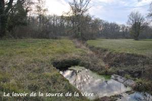 Le lavoir à la source de la Vère