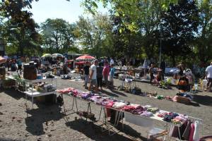 Stands côté terrain de boules — Il y en a des choses, dans nos greniers !