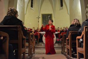Pendant le concert — La chef de choeur d'Ensolmineur fait chanter le public