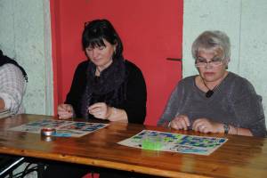 Des membres du FLEP, très concentrées sur leur jeu