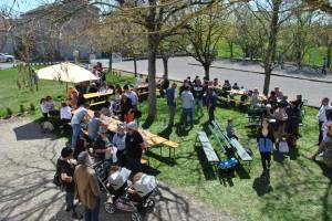 Préparatifs du repas — Les participants arrivent tranquillement pour prendre l'apéritif