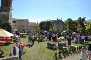 Exposants sur le terrain en herbe — Il y avait de quoi chiner !