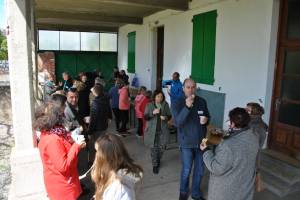 L'apéritif — Repli sous le préau de l'école, il faisait trop froid dehors !