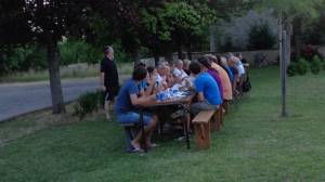 tout le monde à table !